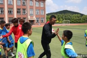 亚泰足球下基层：关爱乡村校园 亚泰足球送课辽源寿山镇中心小学